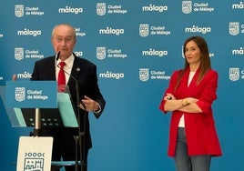 La portavoz popular, Elisa Pérez de Siles, se sonríe cuando De la Torre la menciona como posible sucesora.