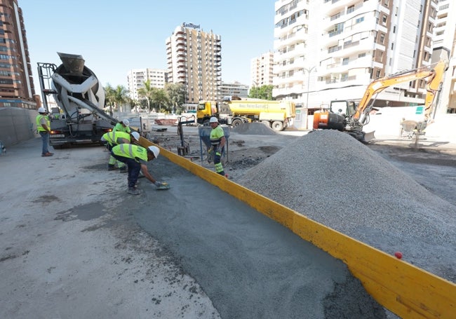 Obras de reposición de la calzada frente a El Corte Inglés, que terminarán en dos semanas.