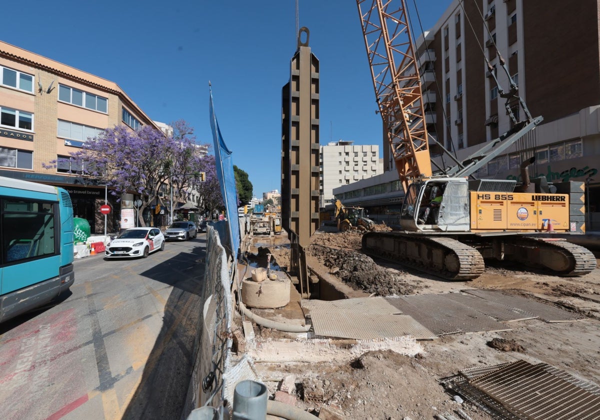 Máquina pantalladora en las obras del túnel del metro en la calle Hilera.