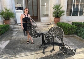 Paloma de la Cruz reinventa en barro el mantón de Manila