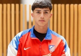 Guille Trujillano, en las instalaciones del Atlético de Madrid después de firmar su primer contrato profesional con el club rojiblanco.