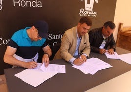 Convenio firmado por el delegado municipal de Turismo, Ángel Martínez, el concejal de Deportes, Bernardo Crespo, y el presidente de la Federación Andaluza de Espeleología, Francisco Hoyos.