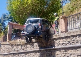 Imagen del estado en el que quedó el vehículo siniestrado este jueves en la zona del Molino de Sayalonga, cerca del río.