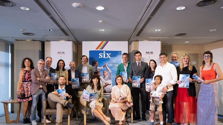 Protagonistas de la presentación de SIX, junto al equipo de la revista y representantes institucionales.