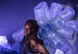 Tamara Ndong, en 'Sons', que explora los límites del teatro, la danza y la performance.