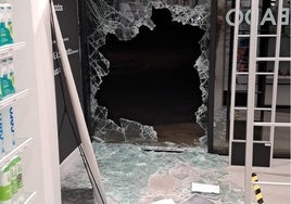 Estado en el que quedó otra farmacia asaltada de madrugada hace apenas unas semanas.