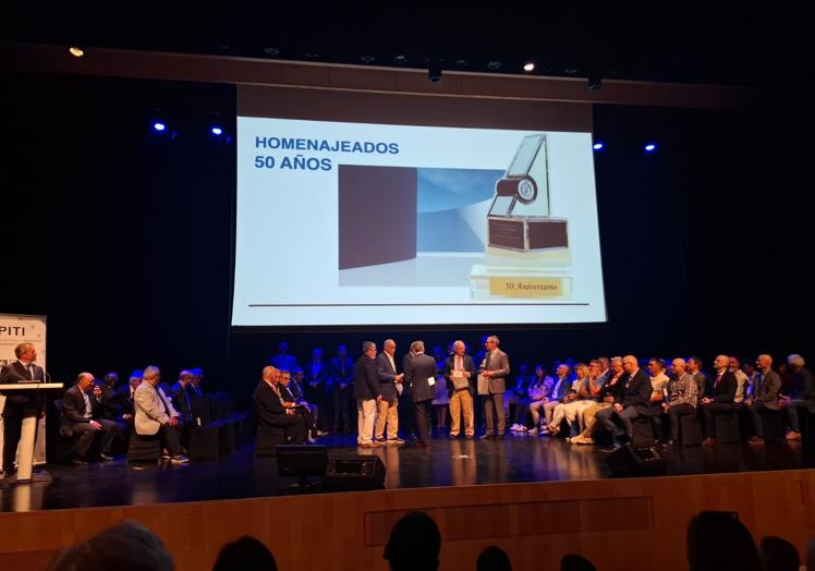 Momento del homenaje a los ingenieros que cumplen medio siglo dedicado a la profesión.