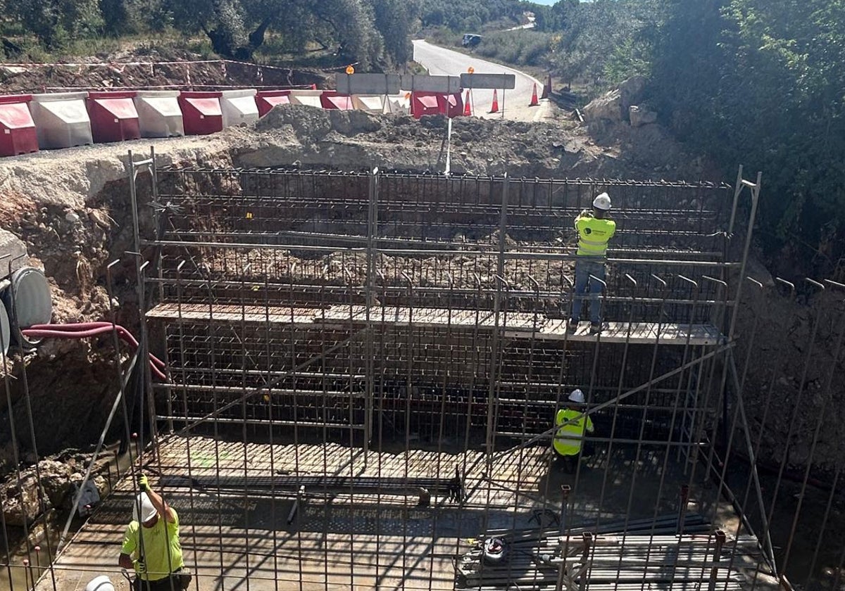 Primera fase de las obras en la MA-6101 en la localidad de Villanueva de Algaidas.
