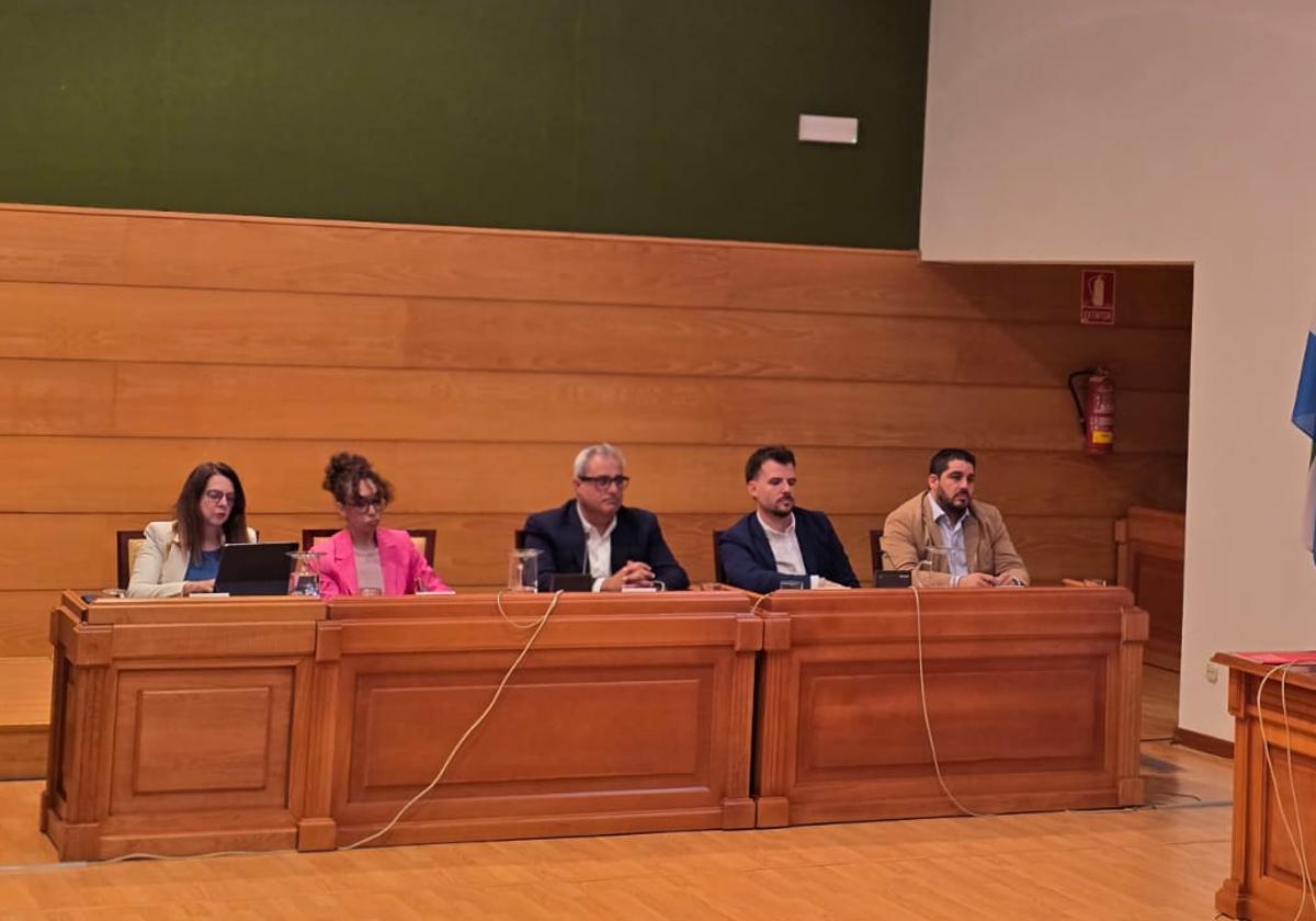 El grupo municipal socialista de Torremolinos, durante la sesión plenaria.