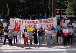Vecinos de Churriana manifestándose a las puertas del Ayuntamiento de Málaga, durante la sesión plenaria.
