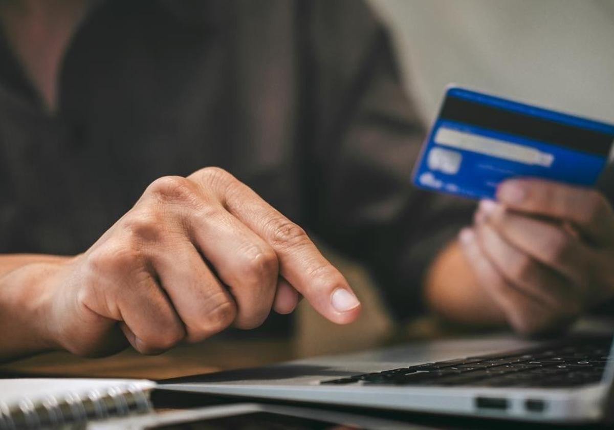 Facua denuncia ante la Fiscalía el presunto fraude de una agencia de viajes promocionada por 'influencers'