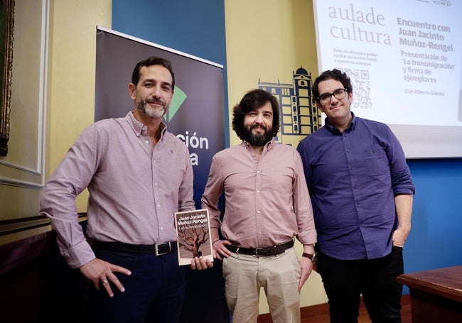 Miguel Gil, director de Relaciones con los Stakeholders de la Fundación Unicaja; Muñoz-Rengel, escritor y filósofo malagueño, y Alberto Gómez, redactor jefe de SUR.