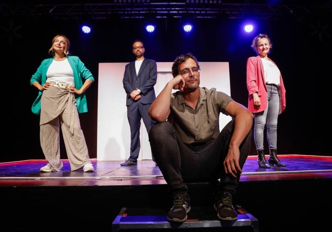 La obra transcurre en 23 metros cuadrados, un minipiso que aspiran a ocupar los protagonistas.