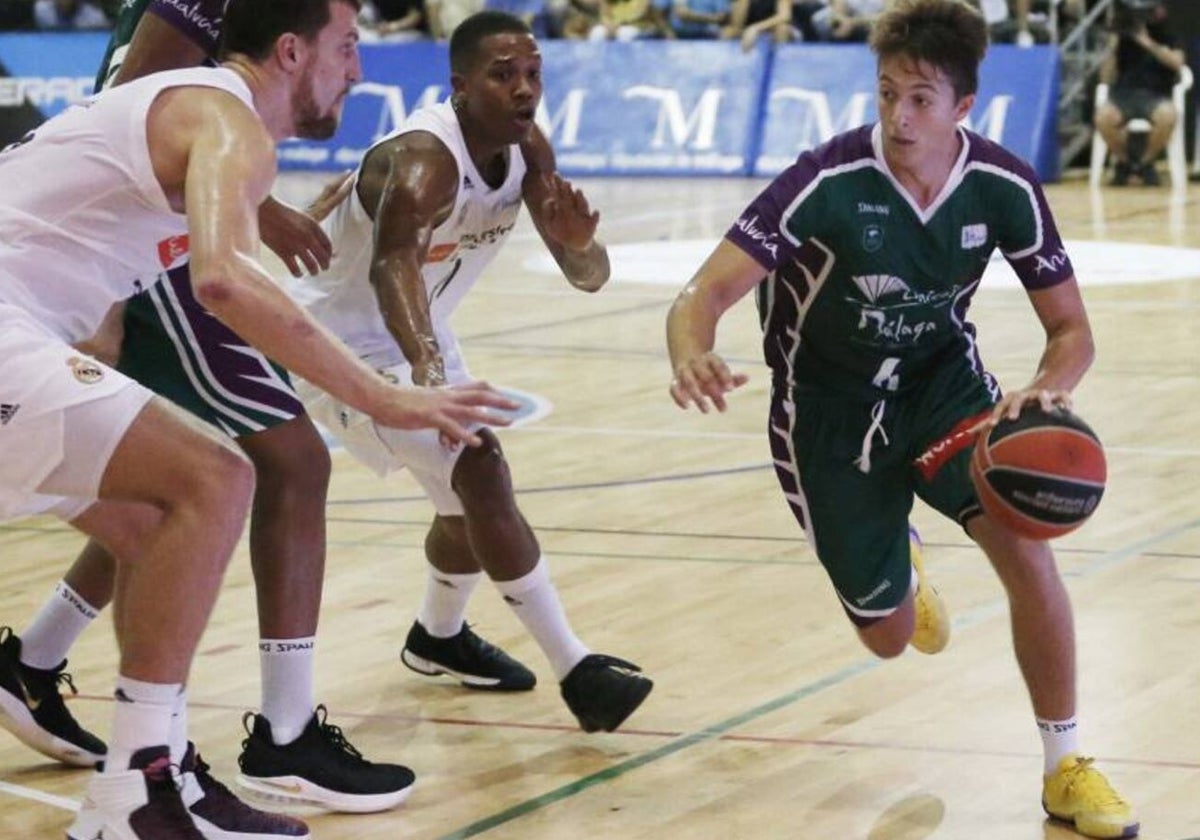 Tamba persigue a Alessandro Scariolo en el Torneo Costa del Sol de 2018.