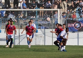 Alex Portillo y Cristian Jiménez, en una acción defensiva en Motril.