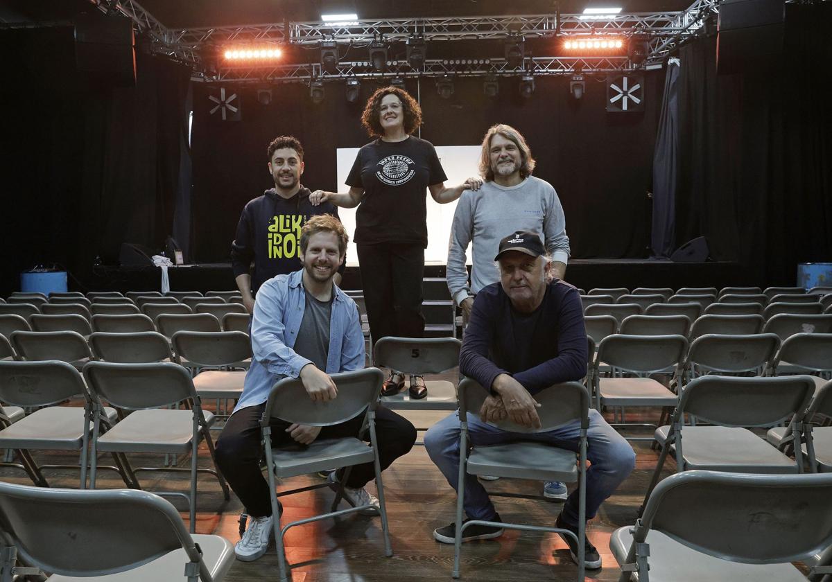 De izquierda a derecha, Fran Camacho, Rafa Frías, Lucía Blein, (improvisadores) y Salva Reina y Javier Martínez (Cochera Cabaret).