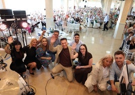 Ediles del equipo de gobierno del PP de Torrox, con los mayores en la celebración.