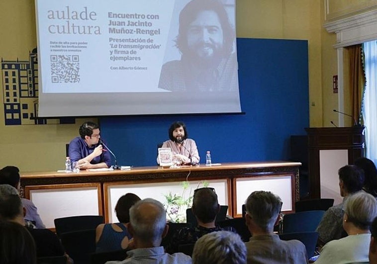 Alberto Gómez, redactor jefe de SUR, entrevista al escritor Juan Jacinto Muñoz-Rengel en el Aula de Cultura de SUR.