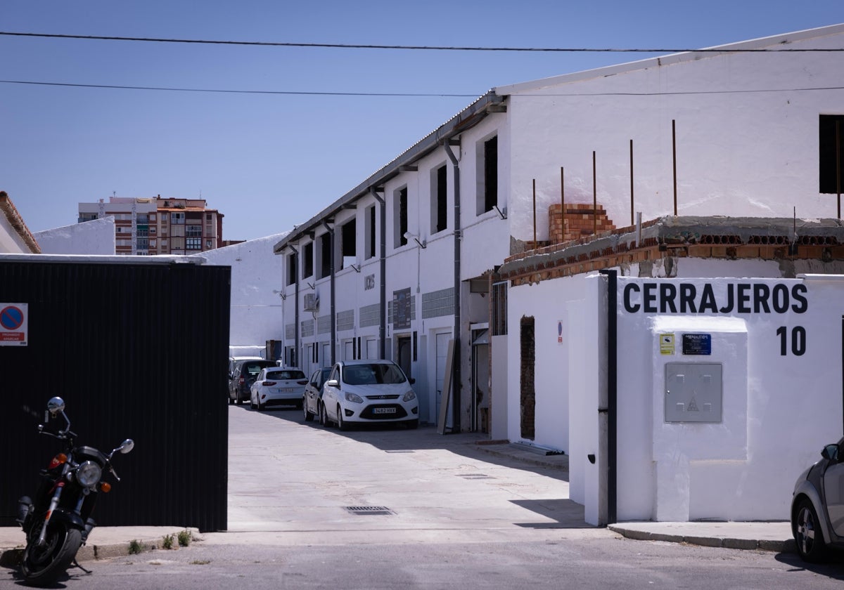 Detectan una veintena de obras ilegales para oficinas y garajes con aseos y duchas en el polígono San Rafael