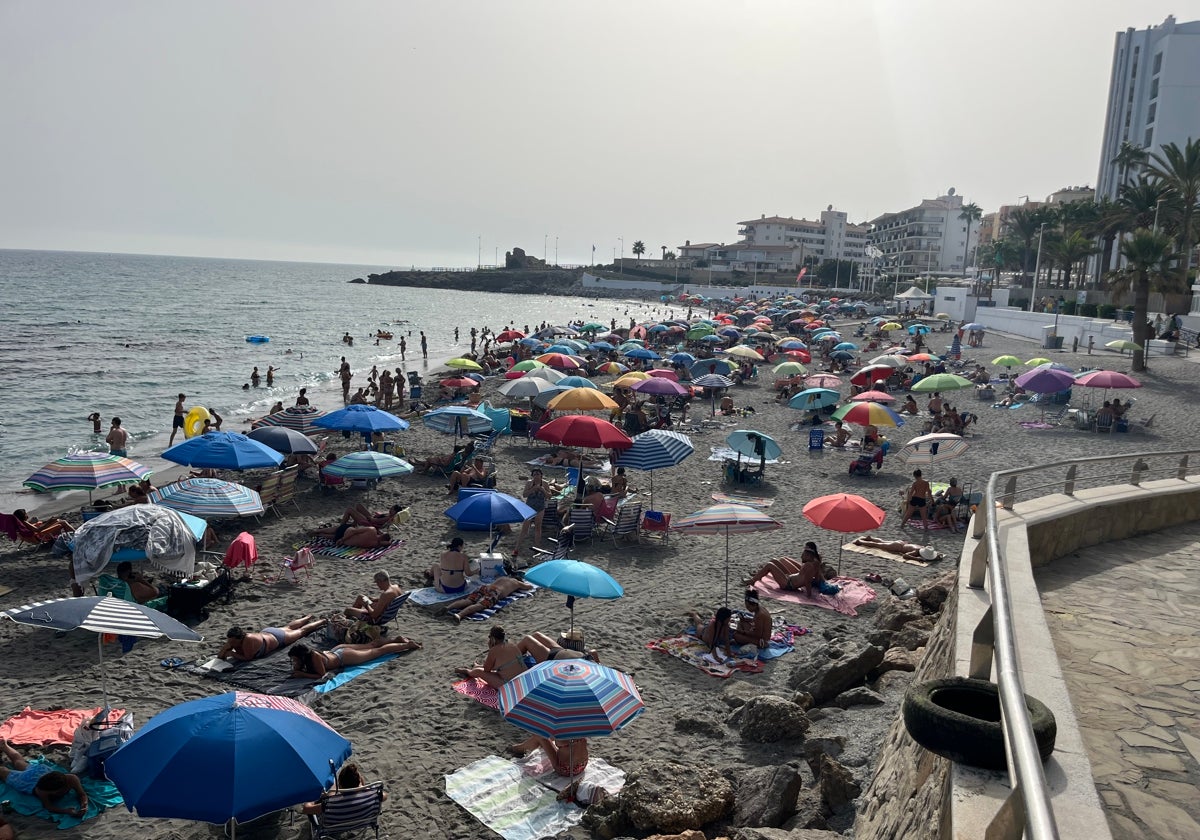 Imagen de la nerjeña playa de La Torrecilla.