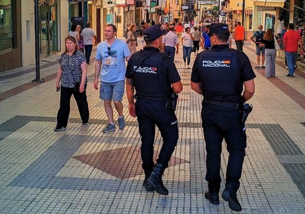 Imagen de archivo de dos policía nacionales por el centro de Ronda.