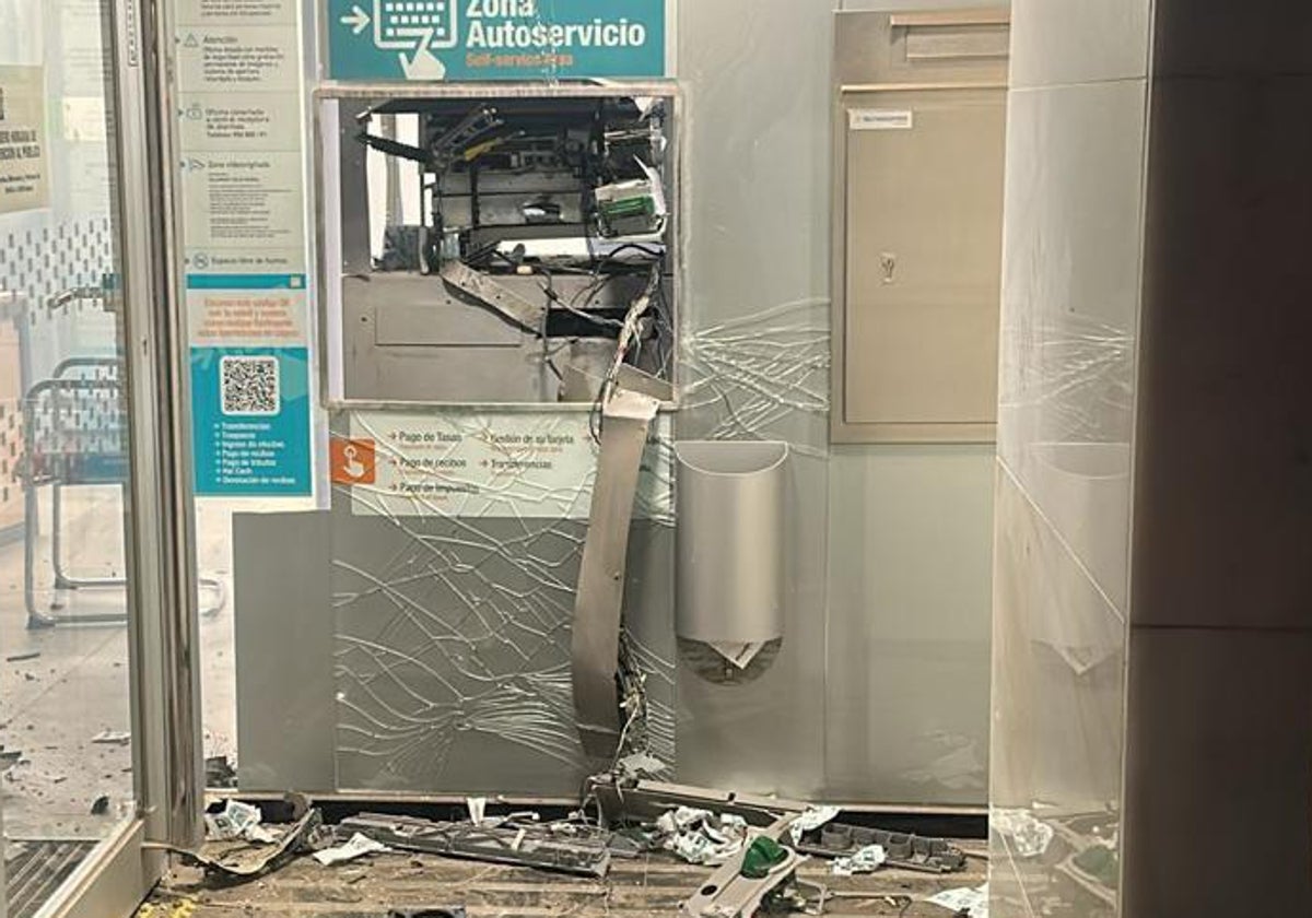 Imagen del asalto esta pasada madrugada la sucursal de Cajamar en Riogordo.