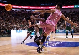 Perry pierde el balón ante Dotson.