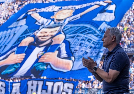 Pellicer, con el tifo de fondo.