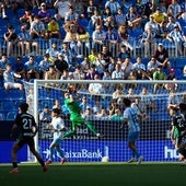 Carlos López atrapa un saque de esquina durante el partido ante el Burgos.