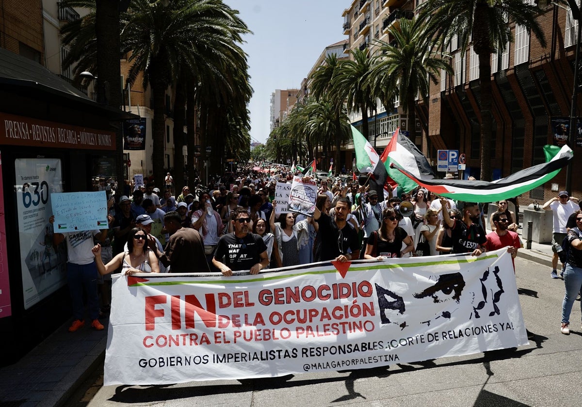 Manifestantes, a su paso por la Alameda de Colón.