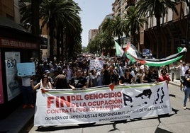 Manifestantes, a su paso por la Alameda de Colón.