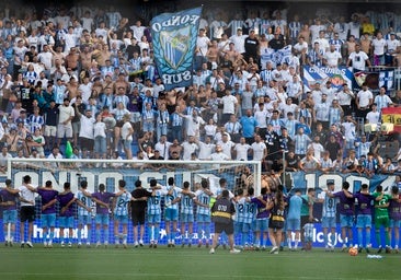 Los jugadores del Málaga se despiden de La Rosaleda tras el partido frente al Burgos.