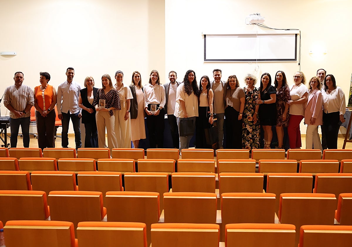 Los ganadores, docentes y miembros del jurado, tras la entrega de los premios.