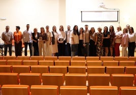 Los ganadores, docentes y miembros del jurado, tras la entrega de los premios.