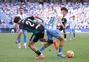 Larrubia intenta marcharse de Íñigo Córdoba durante el partido ante el Burgos.