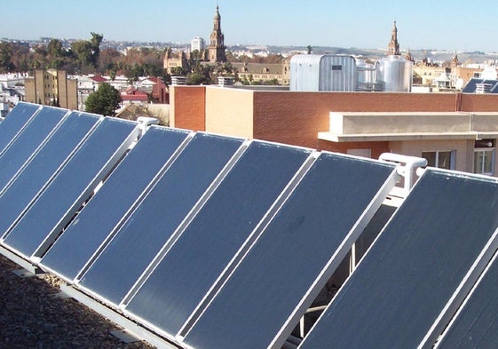 Instalación de placas solares para uso energético colectivo en el tejado de un edificio en Sevilla.