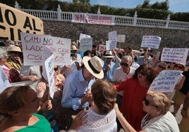 El alcalde, Francisco de la Torre, con los vecinos de El Olivar, este domingo.