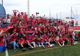 Aficionados y jugadores celebran la victoria.