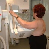 Una mujer se somete a una mamografía preventiva.