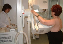 Una mujer se somete a una mamografía preventiva.