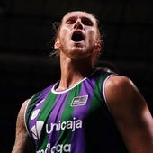 Osetkowski celebra una canasta con el Unicaja.