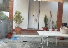 Restos de sangre en la puerta de la vivienda donde ocurrió el parricidio, este pasado viernes en Caleta de Vélez.