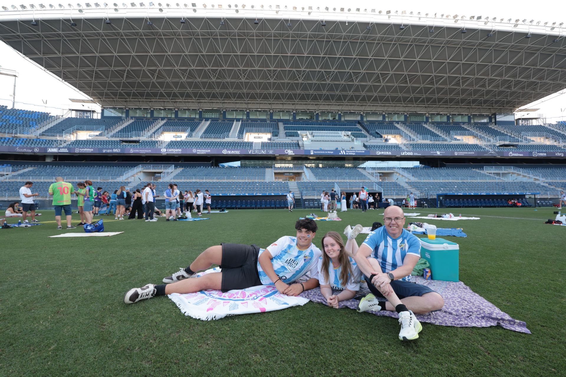 El Málaga organiza un pícnic para un centenar de abonados malaguistas