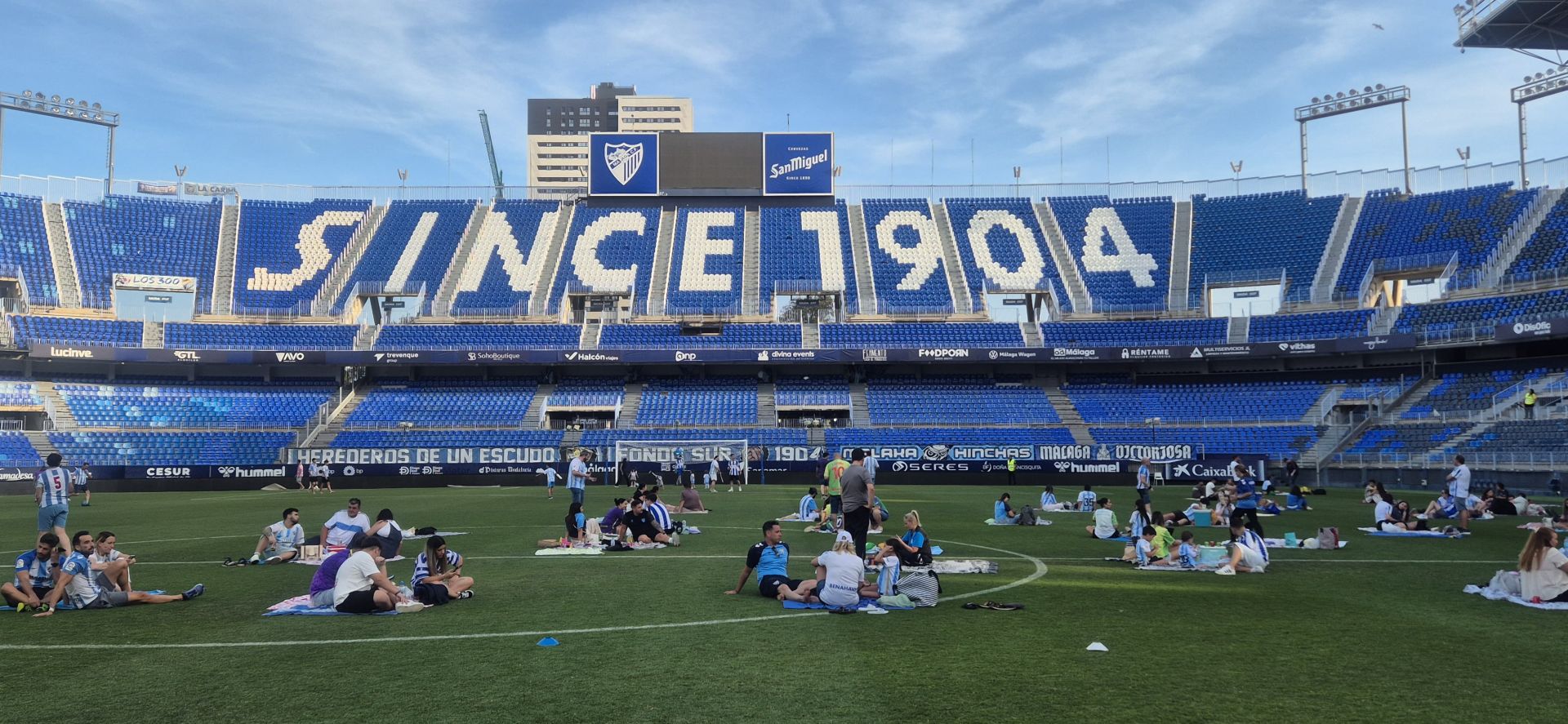 El Málaga organiza un pícnic para un centenar de abonados malaguistas