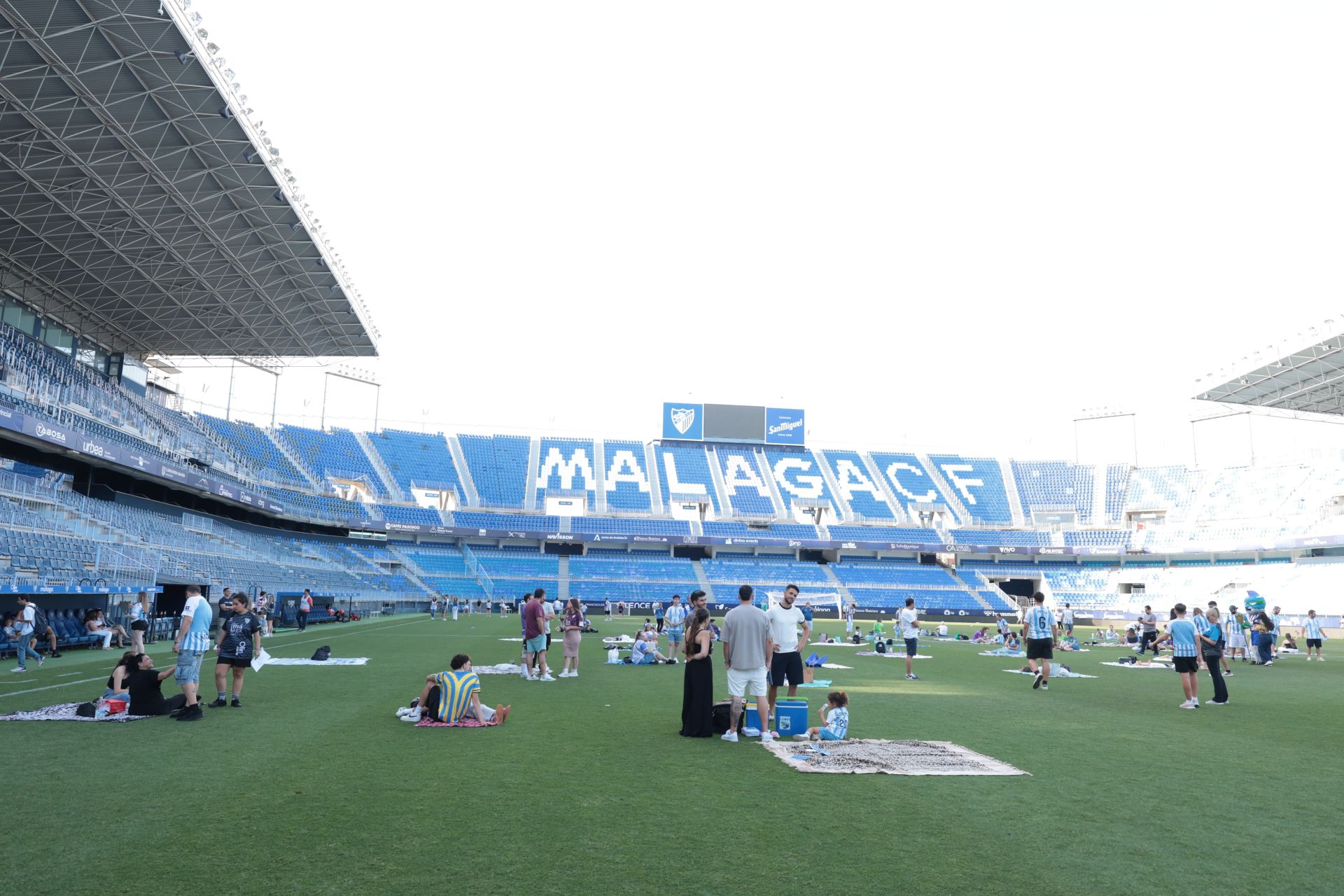 El Málaga organiza un pícnic para un centenar de abonados malaguistas