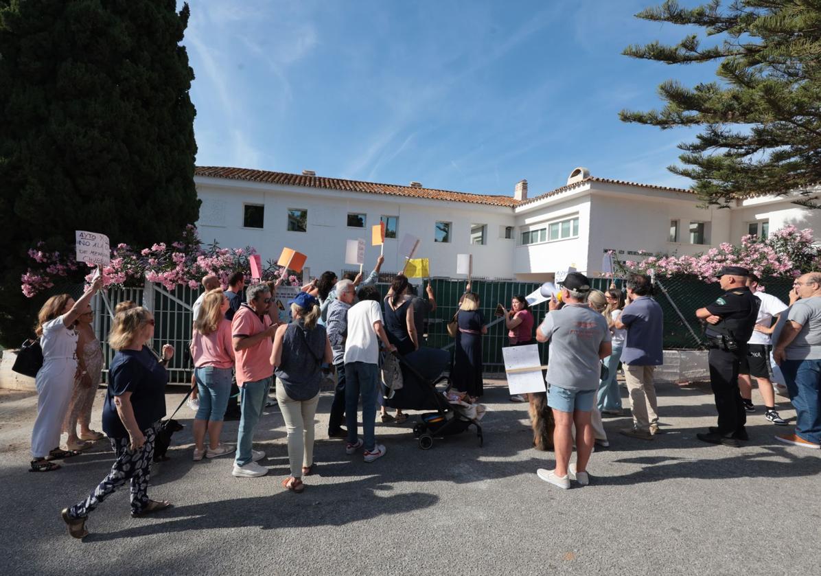 Imagen principal - Los vecinos de Churriana aprovechan la visita del alcalde para endurecer sus críticas contra el centro de menores