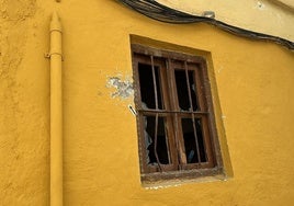 Impactos de los disparos en una vivienda de Humilladero donde se produjo un tiroteo a finales de abril.