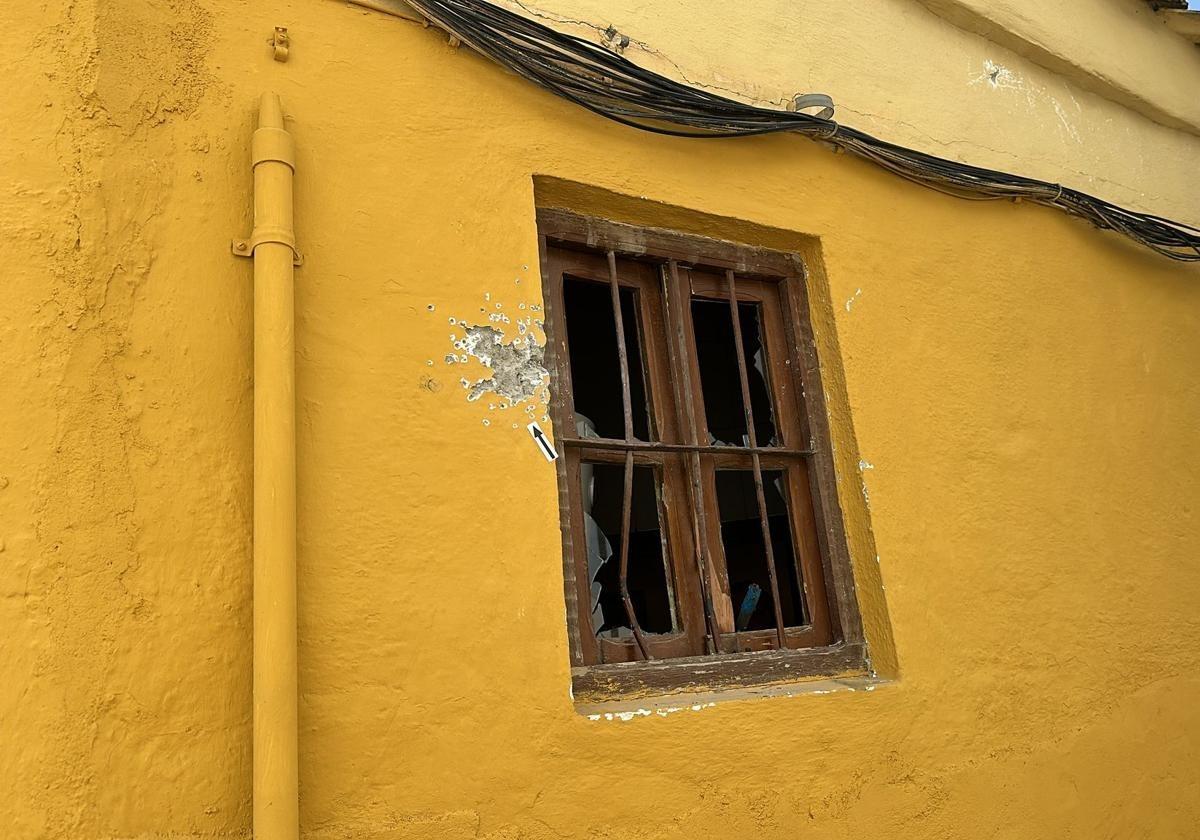 Impactos de los disparos en una vivienda de Humilladero donde se produjo un tiroteo a finales de abril.