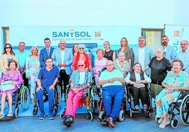La directora de Sanysol, Carmen María Gálvez del Río, junto a alcaldes de la Axarquía y usuarios de la residencia.