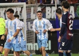 Rafa celebra su primer gol con el Málaga, frente al Eibar en Ipurua.